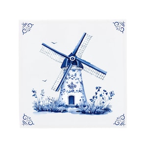 Può includere: Una piastrella di Delft blu e bianca con un mulino a vento con un design tradizionale. Il mulino a vento è circondato da fiori e erba blu e bianchi.