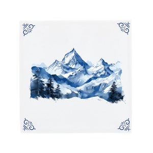 Peut inclure: Une peinture à l'aquarelle bleue et blanche d'une chaîne de montagnes avec des sommets enneigés et quelques arbres au premier plan.