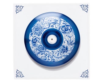 Könnte beinhalten: Eine blaue und weiße Schallplatte mit einem floralen Design. Die Schallplatte befindet sich auf einem weißen Hintergrund.