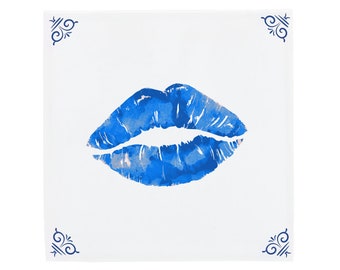 Könnte beinhalten: Ein blauer Aquarell-Lippenabdruck auf weißem Hintergrund mit blauen dekorativen Eckdesigns.