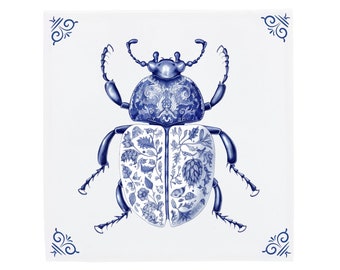 Delfts Blauwe Keramische Tegel: Witte Kever | Modern Nederlands design, handgemaakte keramische kunst, unieke woondecoratie en cadeau, traditionele charme