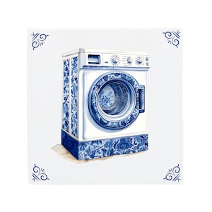 Puede incluir: Una lavadora blanca con un diseño floral azul y blanco. La lavadora tiene una puerta redonda con un diseño floral azul y blanco. La lavadora está sobre un suelo de baldosas blancas.