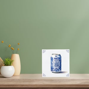 Carreau de céramique bleu de Delft : canette de soda décorée Design hollandais moderne, oeuvre d'art en céramique faite main, cadeau et décoration d'intérieur uniques, charme traditionnel image 3