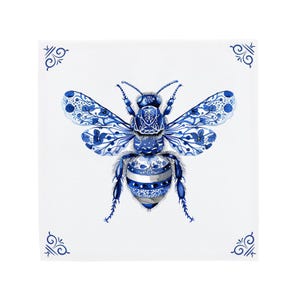 Könnte beinhalten: Eine blaue und weiße Biene mit komplizierten floralen Mustern auf ihren Flügeln und ihrem Körper. Die Biene ist im traditionellen Delft-Blau-Stil dargestellt.