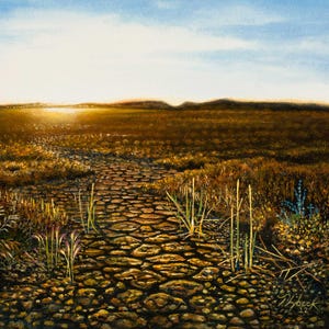 Puede incluir: Una pintura que representa un camino de piedra que conduce a un campo, con una puesta de sol dorada en el fondo. El camino está bordeado de hierba alta y flores silvestres.