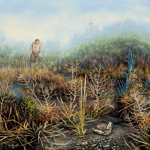 Könnte beinhalten: Ölgemälde, das eine Person zeigt, die durch ein Feld mit hohem Gras und verschiedenen Pflanzen geht. Ein abgenutztes Buch liegt auf dem Boden. Im Hintergrund stehen drei Kreuze auf einem nebligen Hügel. Die Farbpalette umfasst Grün-, Braun- und Blautöne.