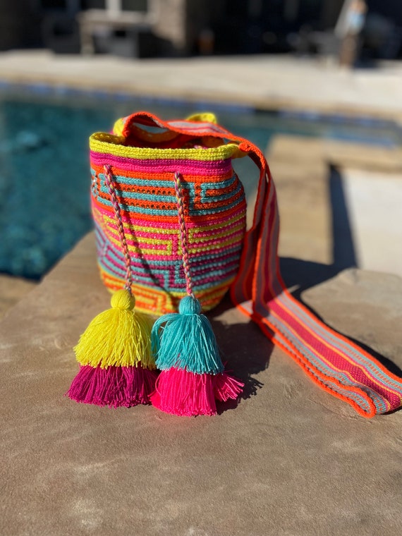 Bolso Wayuu Verano Siempre Bolso crochet hecho a mano pedreria Mochila Wayuu Bandolera crochet Bolso cubo crochet Bolso Wayuu mediano Etsy Espana