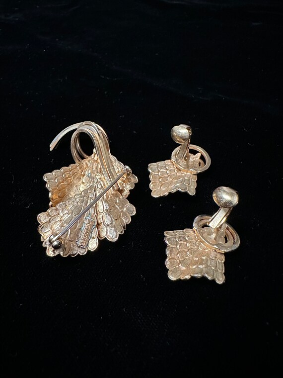 Vintage 1960s Gold Brooch and Clip On Earrings Se… - image 10