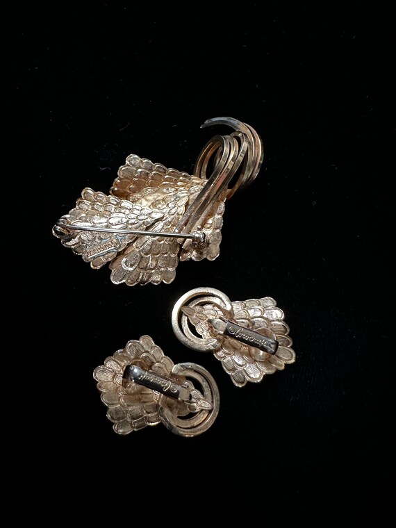 Vintage 1960s Gold Brooch and Clip On Earrings Se… - image 7