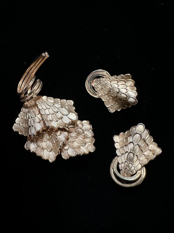 Vintage 1960s Gold Brooch and Clip On Earrings Se… - image 3