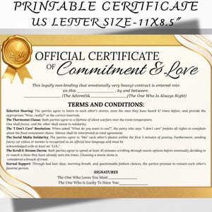 Może przedstawiać: Drukowany certyfikat w formacie US Letter (27,9 x 21,6 cm) zatytułowany "OFFICIAL CERTIFICATE OF Commitment & Love". Posiada złotą pieczęć i wstążkę. Dokument zawiera pola na imiona i warunki.