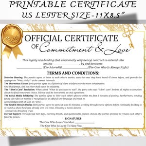 Może przedstawiać: Drukowany certyfikat na papierze w formacie US Letter, 27,9 x 21,6 cm. Certyfikat jest dla zaangażowania i miłości, ze złotymi akcentami i ilustracją klucza. Zawiera humorystyczne warunki.