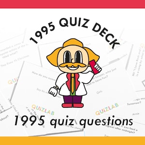 Puede incluir: Un juego de cartas de preguntas y respuestas colorido con un personaje de dibujos animados en la parte delantera. El juego de cartas se titula "1995 Quiz Deck" y presenta preguntas sobre la cultura popular de 1995.