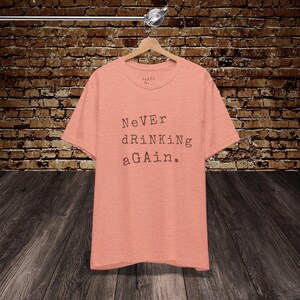 もう二度と飲まないTシャツ | 二日酔いTシャツ、酔っぱらいギフト、二日酔いシャツ、パーティーTシャツ、ブランチギフト、独身パーティーシャツ