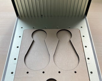 Könnte beinhalten: Nahaufnahme eines hellgrauen Metalltabletts mit zwei ausgeschnittenen Formen. Das Tablett ist aus Metall und hat eine gebürstete Oberfläche. Die ausgeschnittenen Formen sind oval und sollen Gegenstände aufnehmen.