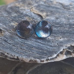 Dichroïsche oorknopjes van gesmolten glas