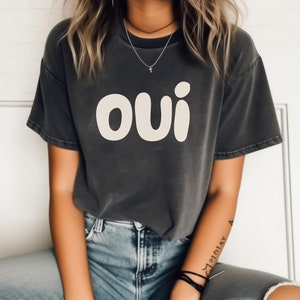 Koszulka Oui Garment-Dyed, Koszulka Oui, Koszulka Oui, Koszulka Oui, Koszulka francuska, Koszulka wakacyjna w Paryżu, Prezent z Paryża, Modna koszulka