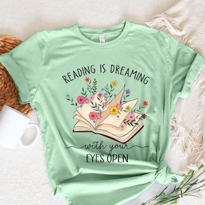 Lesen ist träumen mit offenen Augen Shirt, Grafik Tee Lehrer Shirt, Bibliothekar Buchliebhaber Shirt, Lesen Shirt, Bücher Shirt, Lehrer Geschenk