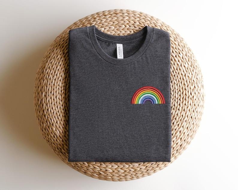 Geborduurd regenboogshirt, geborduurd LGBTQ-shirt, geborduurd trotsshirt, homoshirt, transgender shirt, mensenrechtenshirt, LGBTQ+ afbeelding 3