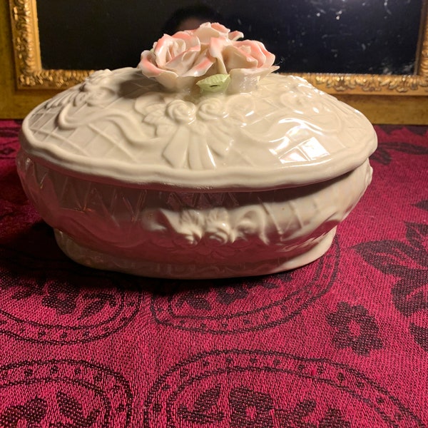 Vintage Rare Porcelain Trinket/Jewelry Box w/Roses on Top of Lid