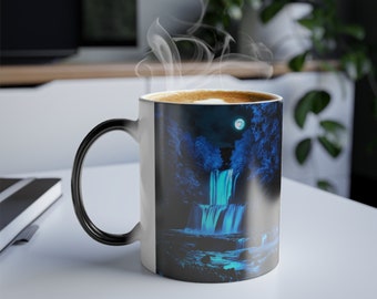 Cascade la nuit, rivière qui coule, nature, univers, forêt, lune, montagne, bleu, noir, vert, cadeau art science-fiction, tasse à café magique, 11 oz
