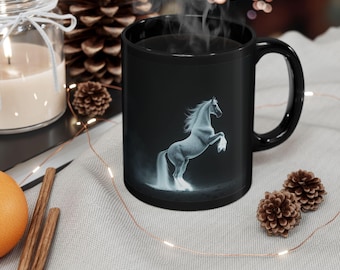 Cheval clair blanc, faune, art de science-fiction, ranch de ferme, montagne du désert, coucher de soleil, terrain vague, noir, animal, nature, plaine, tasse à café de 11 à 15 oz