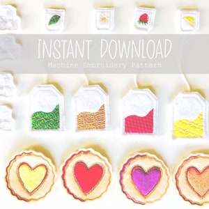 以下が含まれることがあります： お茶パックとクッキーの機械刺繍パターンデザイン。デザインには、緑色の茶パック、茶色の茶パック、赤い茶パック、黄色の茶パック、ハート型の黄色のクッキー、ハート型の赤いクッキー、ハート型の紫色のクッキー、ハート型のオレンジ色のクッキーが含まれています。