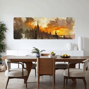 Puede incluir: Una pintura de paisaje panorámico que presenta un atardecer dramático con tonos naranjas y amarillos vibrantes que iluminan un paisaje urbano en silueta. La obra de arte muestra pinceladas gruesas y expresivas.