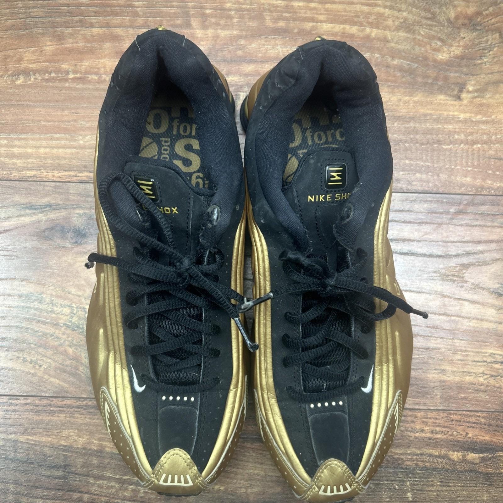 Nike Shox R4 Metallic Gold Black Shoes Men\'s Size 8.5 104265-700‎ Nike Shox R4 Metallic Gold Black Shoes Men main image 2