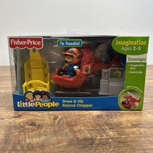 以下が含まれることがあります： Fisher-Price Little People Drew & His Rescue Chopperのおもちゃセット。パッケージ入り。赤いヘリコプター、オレンジ色のヘルメットをかぶった可動式のパイロットフィギュア、黄色い担架、画面付きの灰色のコンソールが含まれています。