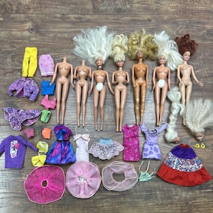 Puede incluir: Una colección de muñecas vintage con varios peinados y atuendos. Las muñecas están desnudas, con varios atuendos que incluyen vestidos, tops, faldas y accesorios en varios colores como rosa, morado y amarillo. Las muñecas tienen cabello rubio, castaño y blanco.