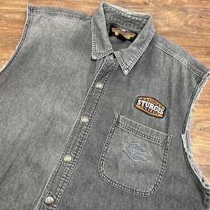 Może przedstawiać: Zestaw trzech ceramicznych kubków z nakrapianym, matowym wykończeniem. Kubki są w odcieniach kremu, jasnoszarym i ciemnoszarym. Każdy kubek ma prosty, minimalistyczny design.