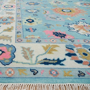 Dywan Oushak wiązany ręcznie | Jasnoniebieski dywan w stylu tureckim | Tradycyjny wełniany dywan orientalny | Miękki dywan dekoracyjny w pastelowych kolorach do salonu