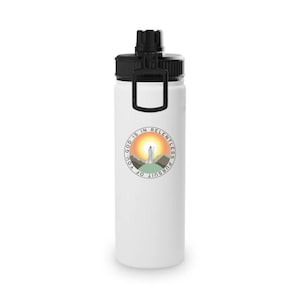 Puede incluir: Botella de agua blanca con tapa negra y un diseño circular que presenta el texto "Dios está en la búsqueda implacable de ti" y un gráfico de una persona de pie en una colina con una puesta de sol detrás de ella.