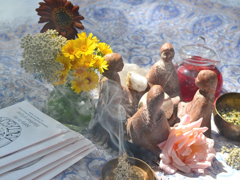 rooted in the rhythms of the life force, crystalline consciousness of Earth and cosmos. Relationships woven by a trusting heart in community with land and sky.  Illumination of gratitude.
sunny photo of sacred ceremony.