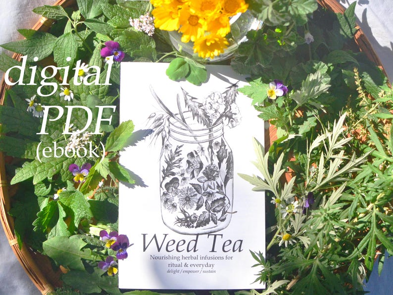 以下が含まれることがあります： 「Weed Tea: 儀式と日常生活のための栄養価の高いハーブティー」というタイトルのデジタルPDF電子書籍。花とハーブで満たされたメイソンジャーの白黒イラストが描かれています。