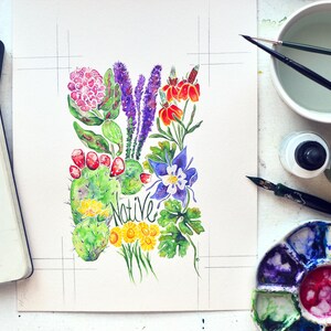 Puede incluir: Acuarela de varias flores, incluyendo cactus, lavanda y flores rojas, con la palabra "Native" en verde. La obra de arte est&aacute; sobre un fondo blanco, con materiales de arte como pinceles, frascos de tinta y una paleta visibles.