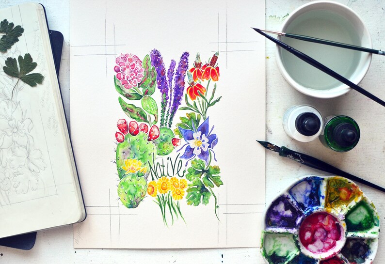 Puede incluir: Acuarela de varias flores, incluyendo cactus, lavanda y flores rojas, con la palabra "Native" en verde. La obra de arte est&aacute; sobre un fondo blanco, con materiales de arte como pinceles, frascos de tinta y una paleta visibles.