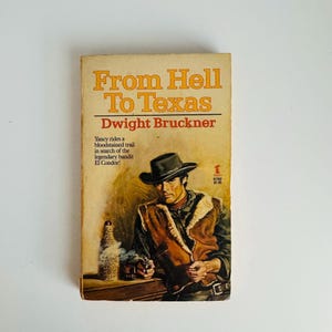 Pu&ograve; includere: Un libro tascabile vintage intitolato "From Hell To Texas" di Dwight Bruckner. La copertina presenta un cowboy con cappello e gilet, con testo che descrive la storia. Il libro ha un aspetto usurato, suggerendo che si tratta di un articolo usato.