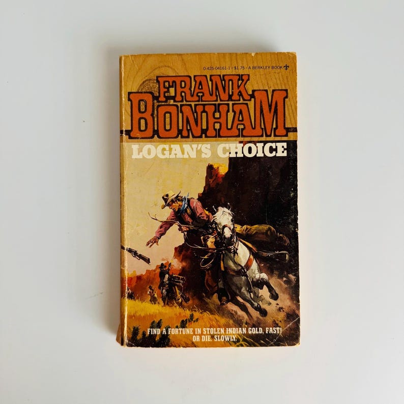 Pu&ograve; includere: Un libro tascabile vintage intitolato "Logan's Choice" di Frank Bonham. La copertina raffigura un cowboy a cavallo in una scena di sparatoria. Il libro ha un aspetto ingiallito e invecchiato, con il testo "Find a fortune in stolen Indian gold, fast! or die slowly."