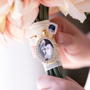 ブーケ用デラックスメモリアルフォトチャーム - 写真と「Something Blue」を添えた、彼女へのパーソナライズされた結婚祝いギフト