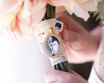 Deluxe-Gedenkfotoanhänger für Blumensträuße – ein personalisiertes Hochzeitsgeschenk für Sie mit Foto und „Etwas Blauem“