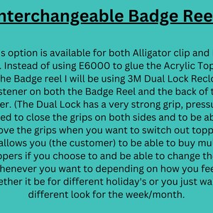Op de afbeelding: Tekst die uitlegt hoe je een 3M Dual Lock-sluiting met herhaalde sluiting gebruikt om verwisselbare toppers aan een badge-reel te bevestigen. De tekst vermeldt dat de sluiting een sterke grip heeft en dat het mogelijk is om meerdere toppers te kopen en ze naar wens te verwisselen.