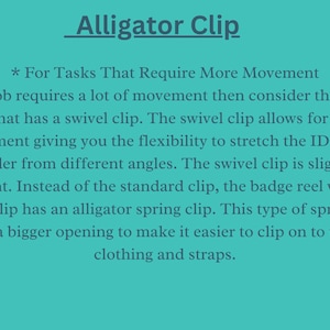 Op de afbeelding: Tekst die de voordelen uitlegt van het gebruik van een alligatorclip voor badgehouders. De tekst vermeldt dat de clip ideaal is voor taken die veel beweging vereisen, omdat deze meer flexibiliteit en een grotere opening biedt om hem aan dikkere kleding en banden te bevestigen.