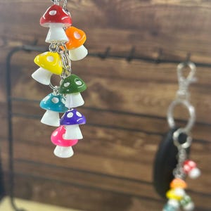 Regenbogen Pilze Schlüsselanhänger | Bunte Harz Pilz Charms mit Edelstahl Kette