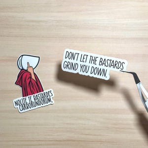 Spilla Smaltata The Handmaid's Tale "Don't Let Bastards Grind You Down" - Cimelio Serie TV