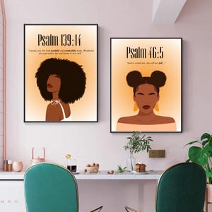 Puede incluir: Dos impresiones artísticas enmarcadas con ilustraciones de mujeres negras. La impresión izquierda muestra a una mujer con afro, el texto "Salmo 139:14" y una cita. La impresión derecha muestra a una mujer con dos moños, el texto "Salmo 46:5" y una cita. Ambas tienen una paleta cálida.