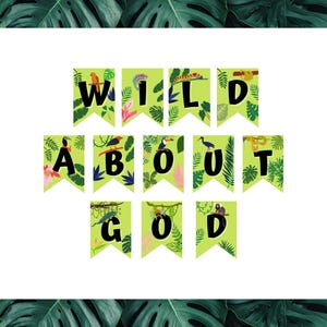 Może przedstawiać: Baner z napisem "WILD ABOUT GOD" czarnymi wielkimi literami na zielonych proporczykach. Każdy proporczyk zawiera tropikalne ilustracje roślin i zwierząt, w tym papugi, tukany i leniwce. Baner jest umieszczony na białym tle.