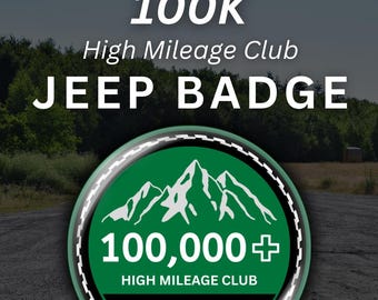 Op de afbeelding: Een ronde Jeep-badge met een groene achtergrond, een witte bergafbeelding, de tekst 100,000+ HIGH MILEAGE CLUB en een zwart onderste gedeelte met de witte tekst 4X4. De rand heeft een bandenprofielpatroon in wit en groen.
