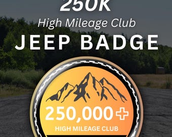 Op de afbeelding: Een ronde Jeep-badge met een oranje en gele gradiëntachtergrond en een zwarte bergafbeelding. De tekst luidt 250.000+ HIGH MILEAGE CLUB en 4X4. De badge heeft een zwarte rand met een bandenprofielpatroon langs de buitenste rand.
